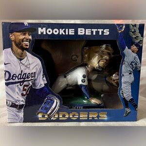 Mookie Betts Los Angeles DODGERS Golden Glove bobblehead. Brand new in box.